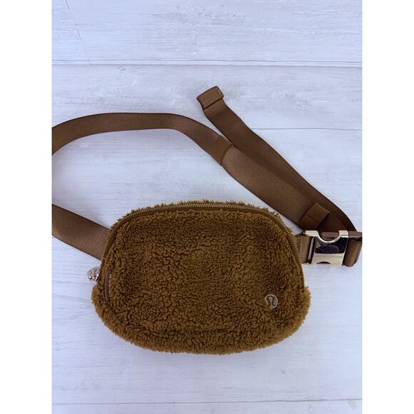 Lululemon Everywhere Belt Bag Fleece Sherpa Burnt Caramel 2L Travel Outdoor - Picture 12 of 13